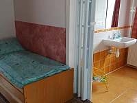 Další rozkládací lůžko a pohled do koupelny s vanou - chata ubytování Česká Skalice