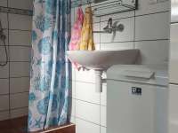 Chalupa VidlatkaVětší koupelna s 2 sprchovými kouty, WC a pračkou - pronájem 