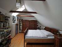 Ložnice s manželskou postelí - pronájem chalupy Tisová