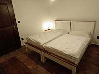 ložnice s dvěma samostatnými postelemi - apartmán k pronajmutí Šonov