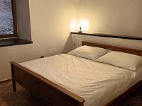 ložnice s manželskou postelí - apartmán k pronajmutí Šonov