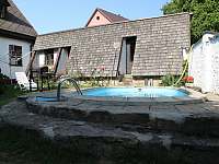 Dvůr- pohled na bazén a saunu - pronájem chalupy Červená Voda - Mlýnický Dvůr