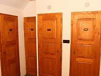 Toalety a sprchy na chodbě - chalupa k pronajmutí Červená Voda - Mlýnický Dvůr