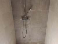 Sprchový kout - koupelna přízemí - chalupa k pronajmutí Hronov