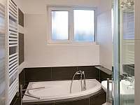 Koupelna s vanou a sprchovým koutem - pronájem rekreačního domu Sobčice