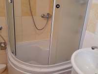 Koupelna s umyvadlem, sprchovým koutem a WC - chata k pronájmu Střítež u Poličky