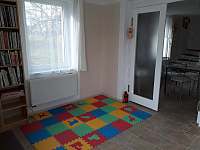 Obývací pokoj s dětským koutkem - pronájem chaty Střítež u Poličky