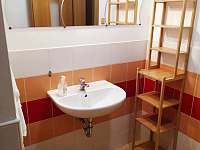 Oranžová koupelna v prvním patře s wc a sprchovým koutem - Borohrádek - Šachov