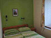 Zelený pokoj s manželskou postelí v rámci Italského apartmánu - Borohrádek - Šachov