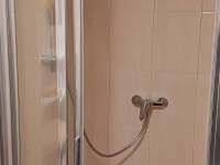 Sprchový kout v koupelně - chalupa k pronájmu Sebranice u Litomyšle