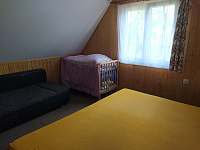 Pokoj č.1 (manželská postel 2x2m, gauč=1 lůžko +dětská postýlka) - pronájem chaty Hořelec
