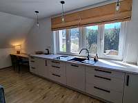 Obývací místnost s kuchyňskou linkou - apartmán ubytování Linhartice