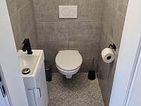 Samostatná toaleta - apartmán k pronájmu Linhartice