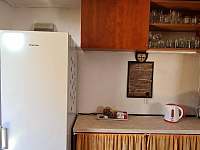 Lednička, skříňka s nádobím a varná konvice - apartmán k pronájmu Dvůr Králové nad Labem