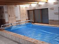 Vnitřní bazén 6x3 s protiproudem - chalupa k pronájmu Červená Voda