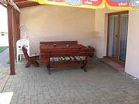 Masivní nábytek na terase - chalupa k pronajmutí Hlinsko - Vítanov u Hlinska