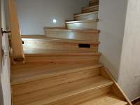 Cesta do pokojů vede přes krásné dřevěné schodiště - chalupa k pronajmutí Jívka