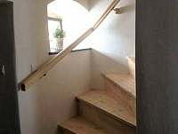 dřevěné schody do podkroví - pronájem chalupy Šonov