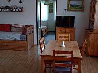 Apartmán 1 - obývací pokoj s kuchyní a s rozkládací pohovkou - chalupa k pronájmu Rabakov
