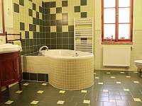 Luxusní koupelna se sprchou a velikou vanou - pronájem chalupy Dobrkov