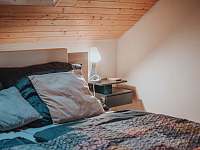 Pokoj č1 s extra velkou manželskou postelí - apartmán k pronajmutí Polná