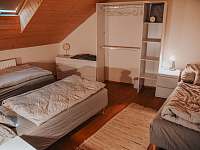 Pokoj č2. 3x samostatná postel - apartmán ubytování Polná