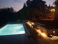 noční pohled na bazén - Lazinov