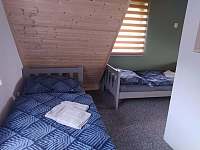 hlavní ložnice - manželská postel, dvě oddělené lůžka a dětská postýlka - Úsobí