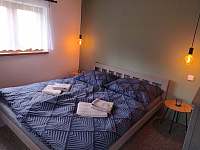hlavní ložnice - manželská postel, dvě oddělené lůžka a dětská postýlka - Úsobí