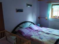 Dolní fialový pokoj s dětskou postýlkou - Svratouch