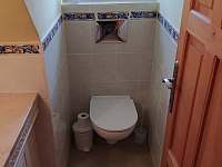 Podkrovní WC - chalupa k pronájmu Svratouch