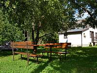 Chata u lesa posezení - k pronájmu Hněvkovice