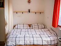 manželská postel - apartmán k pronájmu Krasoňov