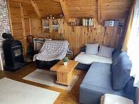 Obývací pokoj s jídelnou a krbem - chata ubytování Tři Studně