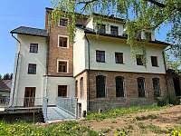 Feltlův mlýn v Borovnici (pohled zezadu) - pronájem apartmánu