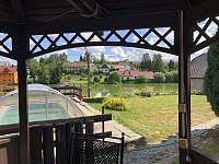 Pohled z altánu na bazén, zahradu a rybník - Štoky - Smilov