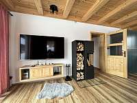 Obývací pokoj s krbem a TV koutkem - chalupa ubytování Olešná u Nového Města na Moravě