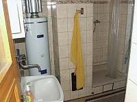 Koupelna se sprchovým koutem, umývadlem a toaletou - chalupa k pronajmutí Olší - Litava
