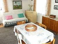 Obývací pokoj s jídelním koutem - pronájem chalupy Olší - Litava