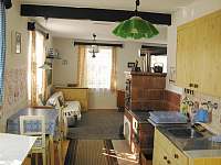 Pohled z kuchyně do obývací části - chalupa k pronájmu Olší - Litava