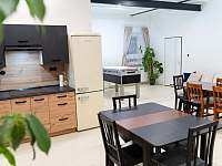 Společenská místnost s kuchyní - rekreační dům k pronajmutí Strachujov