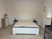 Ložnice s manželskou postelí a cestovní postýlkou - apartmán ubytování Fryšava pod Žákovou horou