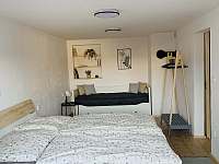 Ložnice s manželskou postelí a rozkládacím dvojlůžkem - apartmán k pronájmu Fryšava pod Žákovou horou