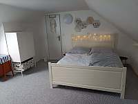 větší ložnice - manželská postel - pronájem chalupy Lučice