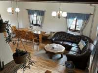 Obývací pokoj s jídelním koutem - chalupa ubytování Kuklík