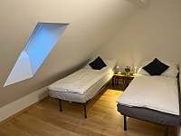 V pokojíku v podkroví jsou dvě samostatné postele - chalupa k pronájmu Zhořec