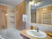 Koupelna s vanou a sprchou v přízemí - chalupa ubytování Kladno u Hlinska