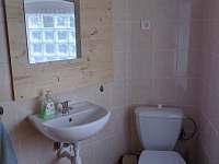 Koupelna s umyvadlem, WC a bezbariérovým sprchovým koutem - chalupa ubytování Sázavka