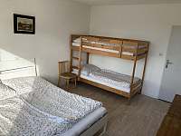 pokoj v přízemí: manželská postel, patrová postel - Herálec