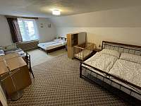 velký pokoj v 1. patře: 2 manželské postele, možnost přistýlky - Herálec